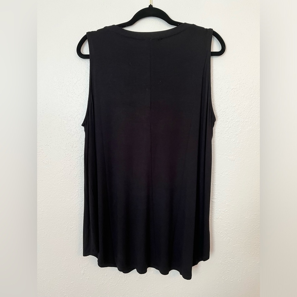 Zenana plus sleeveless tank, black, curved hem, loose fit NWT - Picture 3 of 6